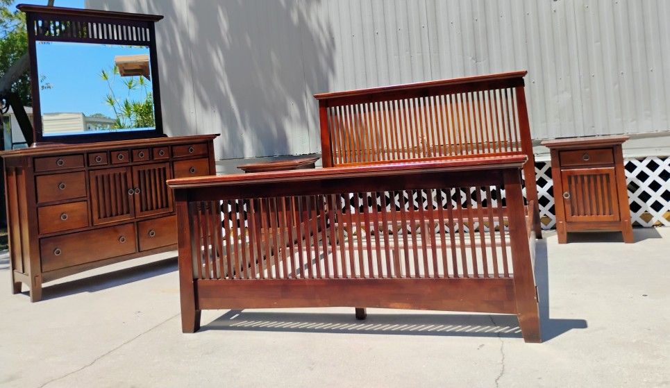 Queen Size Bedroom Set SOLID WOOD - LOCAL DELIVERY AVAILABLE!
