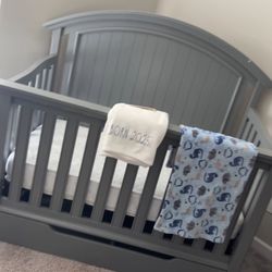 Infant Crib w Headboard/Storage