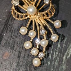 Vintage 1960 Gold Tone Crystal And Faux Pearl Bow Brooch