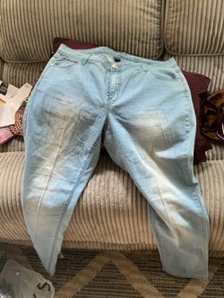 LADIES ASHLEY STEWART JEANS IN A 18W SIZE IN MINT CONDITION