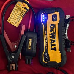 Dewalt 1600 Peak Amp Lithium Jump Starter with USB Power Bank