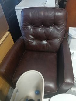 Hello customers check out this beautiful chair in a great condition