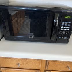 Oster 1100 Watt Microwave – Works Great
