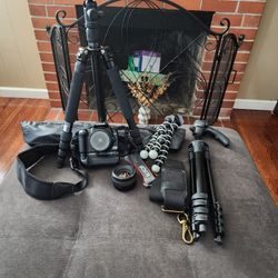 Cámara Fotográfica Canon 450 D Con Un Lente Extra 3 Trípodes Incluye Su Mochila Para Tener Protegida Del Polvo La Cámara esta En Buenas Condiciones 