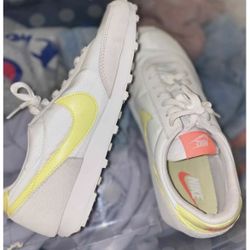 Nike Daybreak Pale Yellow Sneakers 