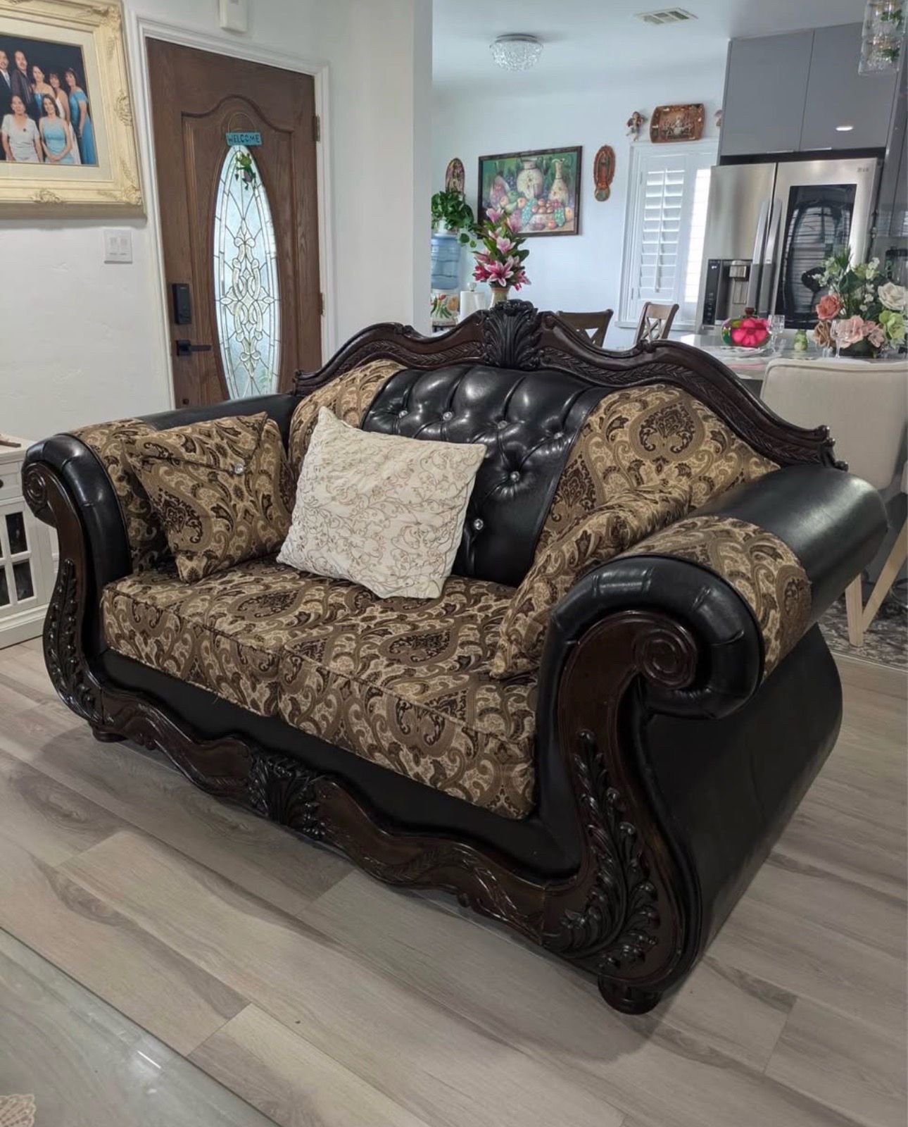 Elegant Traditional Sofa & Loveseat Set
