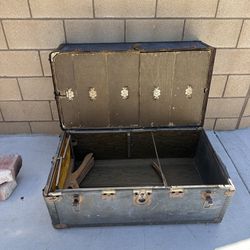 Vintage Steamer Locker Trunk (Antique)