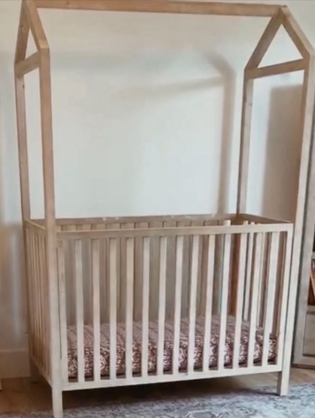 RH Baby Crib With Conversion Kit. All Hardware Included. Comes With Mattress.