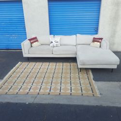 Beautiful sectional couch 🛋️ very nice