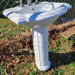 pedestal bathroom sink And Faucet.  Like New.. 75.00  Or Make Offer