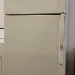 GE Refrigerator W/ Ice Maker