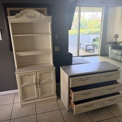 White wood bedroom dresser set