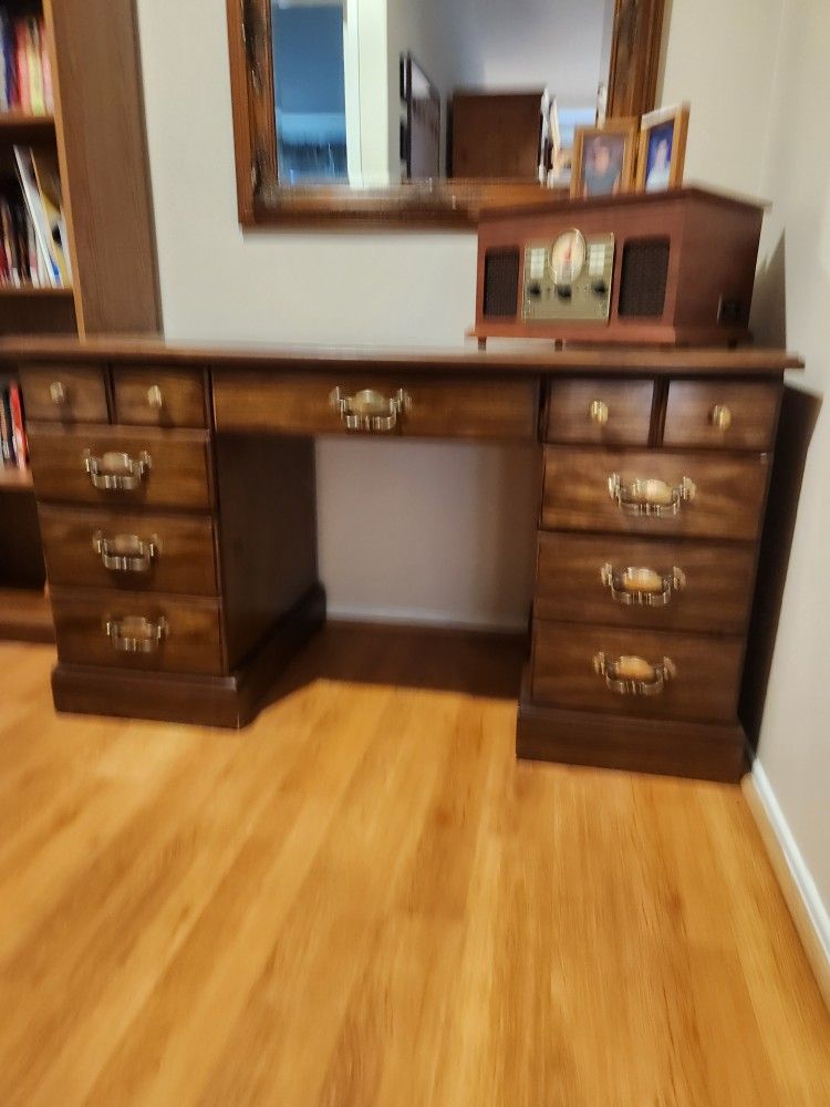 Beatiful Desk And Mirror