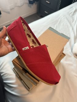 Men’s Red Toms