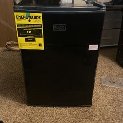 Black And Decker 2.5 Cubic Liters Mini Fridge