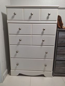Dresser / chest of drawers
