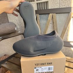 Yeezy Knit RNR (S10)