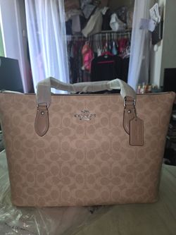 Coach Gallery tote New with tags Price is firm. Pick up in Rialto. Thank you
