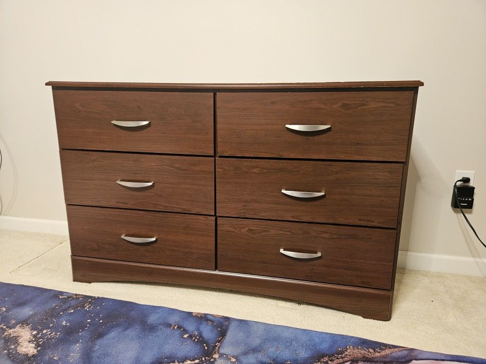Pair of Nightstands and Drawers – Gently Used