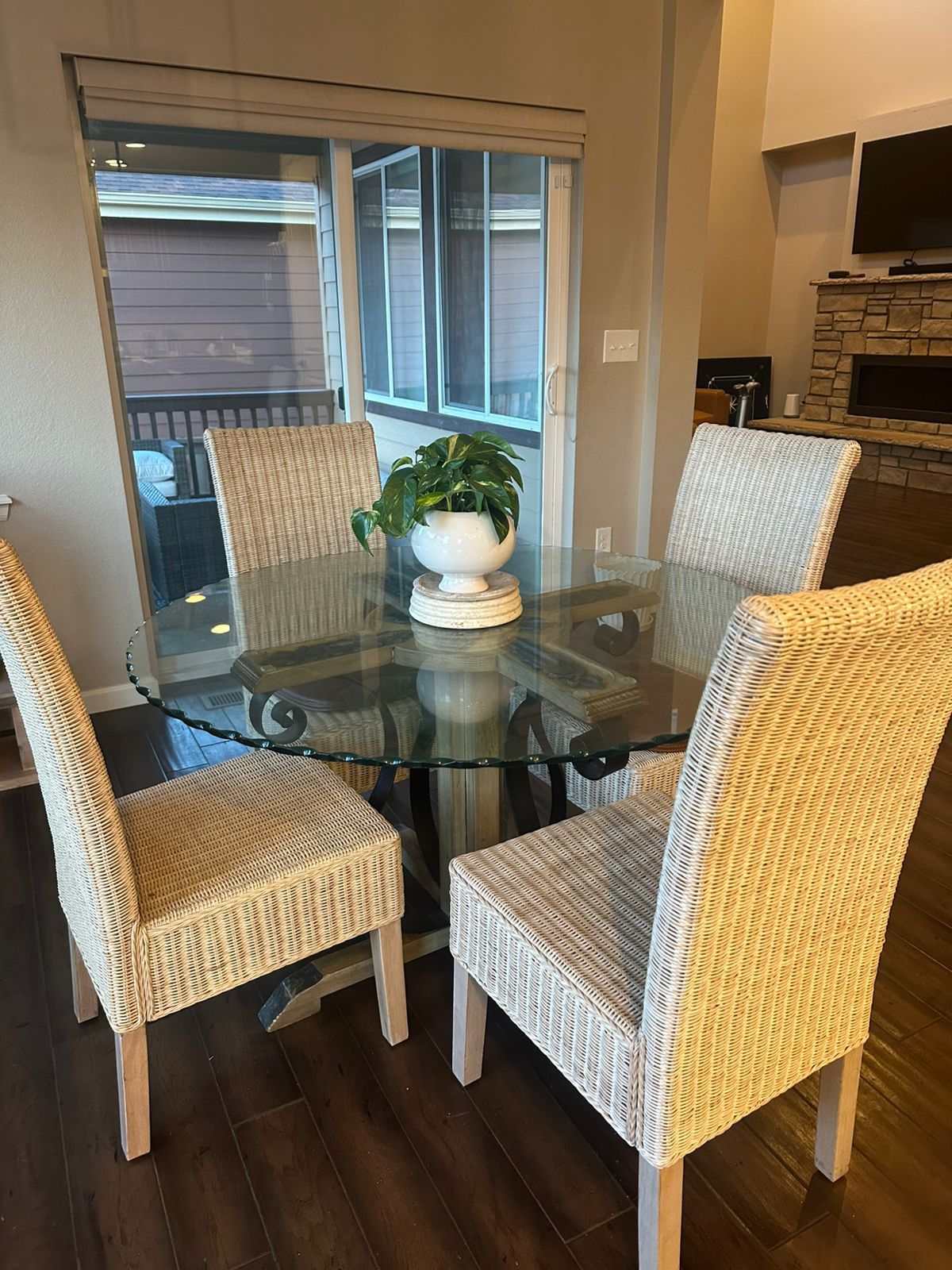 Dining table + 4 Chairs