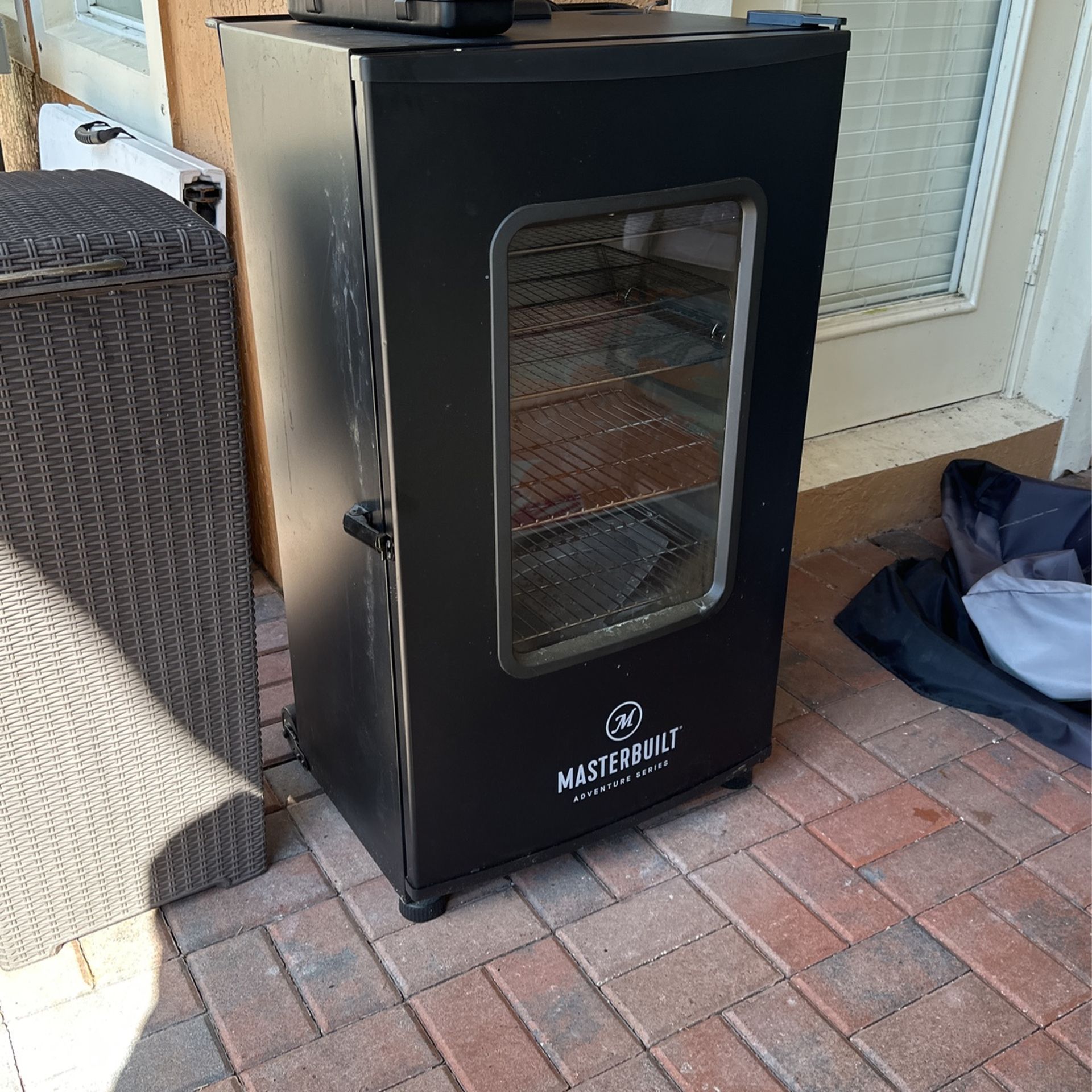 Masterbuilt Electric Smoker 30”