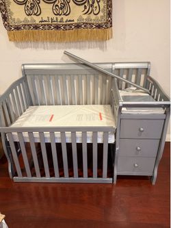 Baby crib + changing table