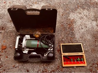 Grizzly handheld router with bits