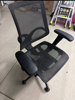 Black Mesh Office Chair with Armrests