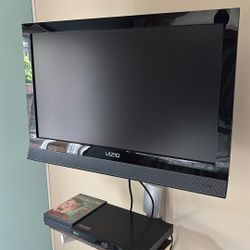 24 In Vizio TV/ With Remote