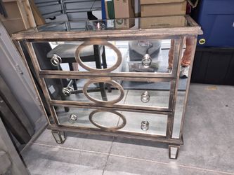 Mirrored 3-Drawer Accent Chest 🪞🌟