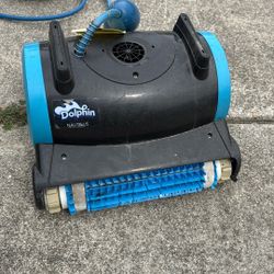 Dolphin Nautilus Pool Cleaning Robot 