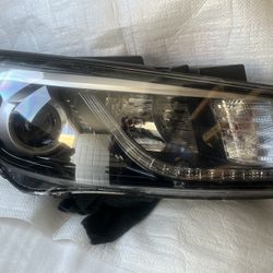 2017-18 KIA SEDONA Right Headlight 