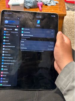 iPad Pro (12.9-inch) (6th generation)