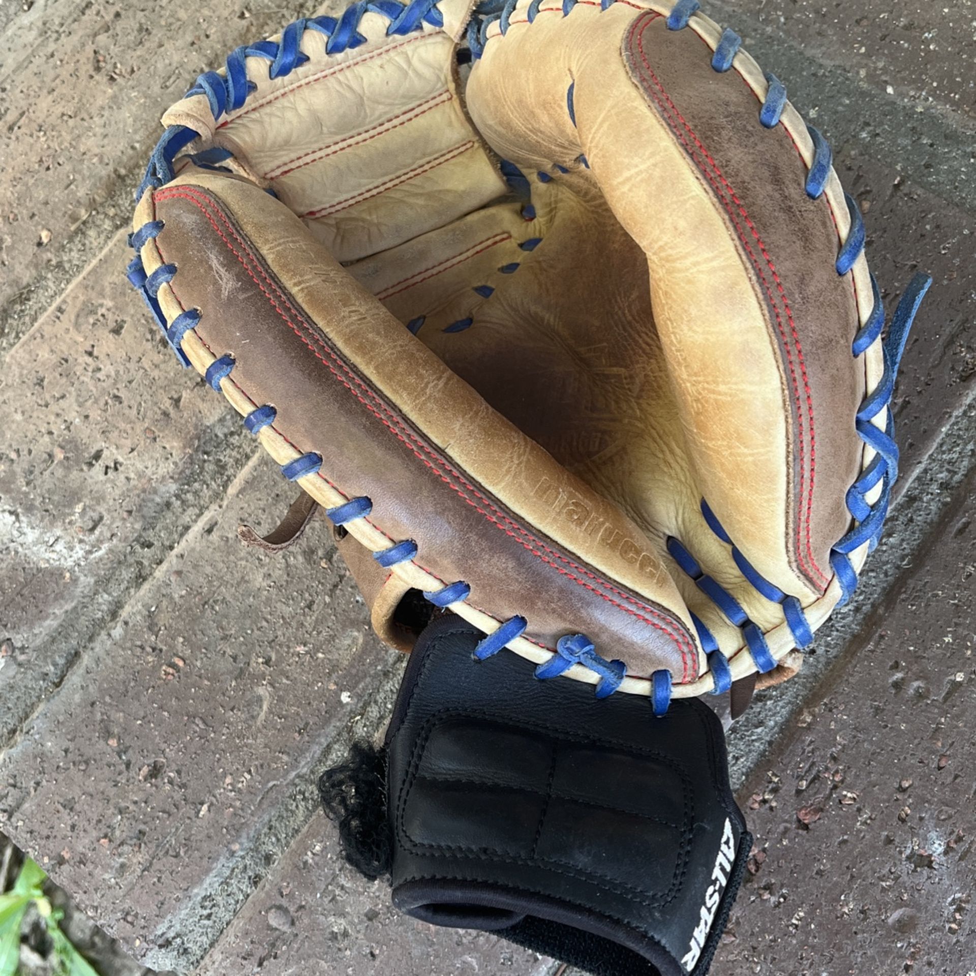 Marucci Catchers Glove 32.5 W Wrist Guard for Sale in Whittier, CA