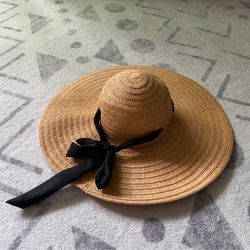 Pretty hat with wide brim for good sun protection