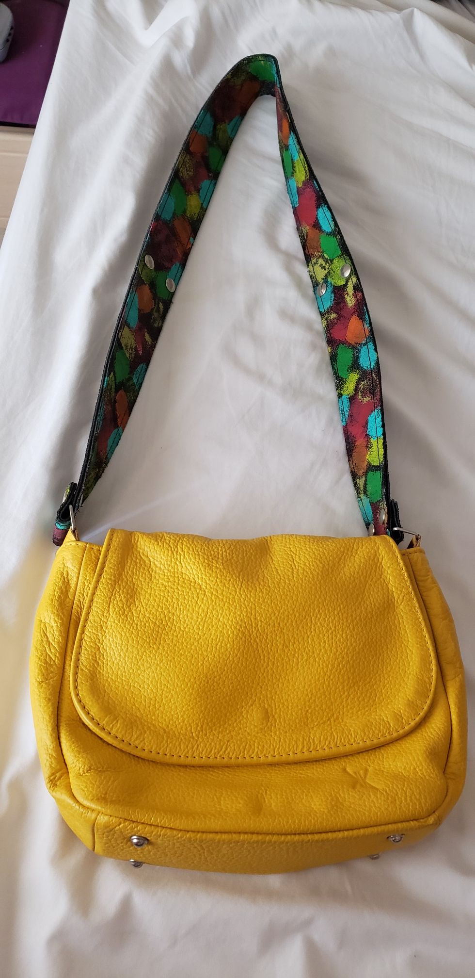 Elegante bolsa 100% piel genuina amarillo hermoso