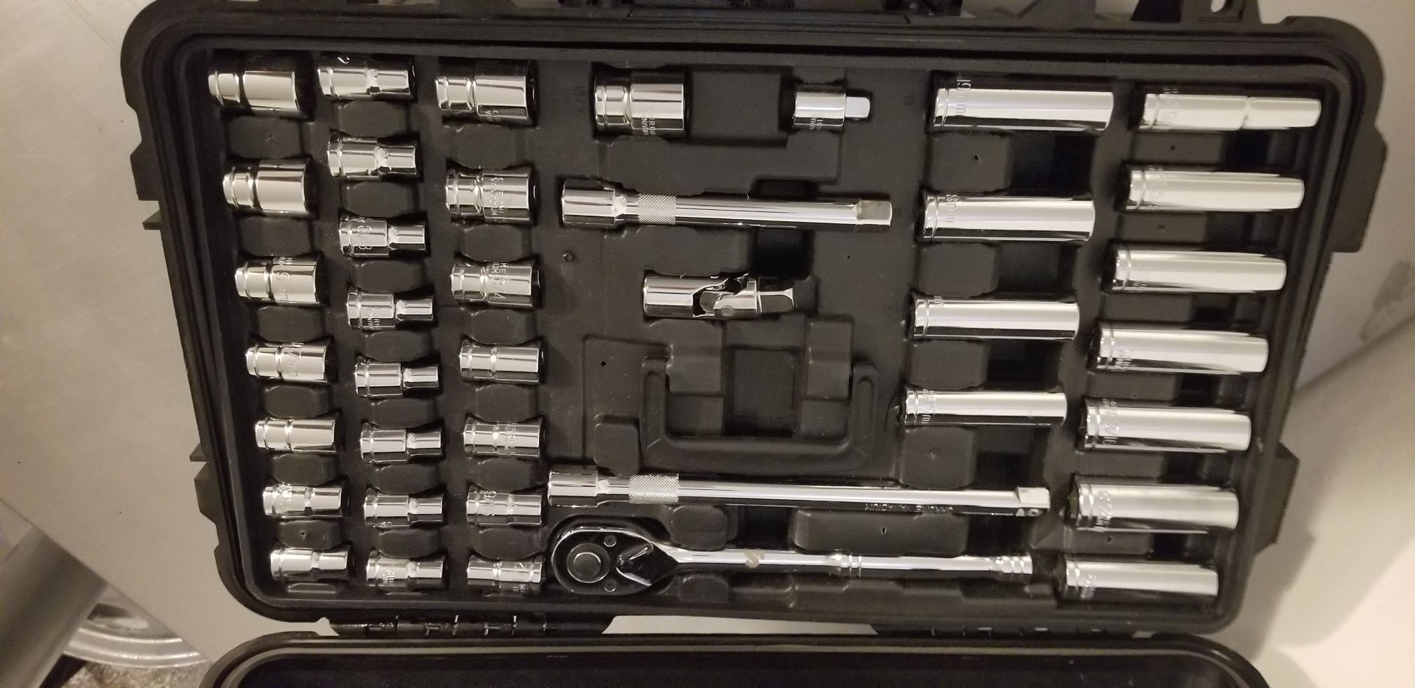 JobSmart 324Piece Mechanic's Tool Set with WaterResistant Case SKU