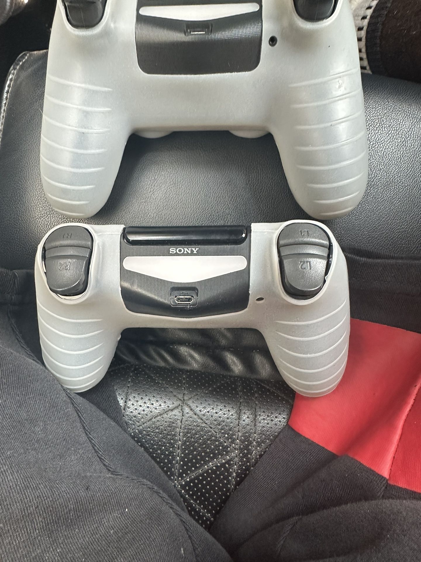 2 ps4 controllers