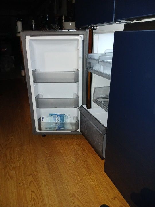 Samsung Navy Blue Glass French Door Refrigerator With Ice Maker And Water Pitcher/dispenser