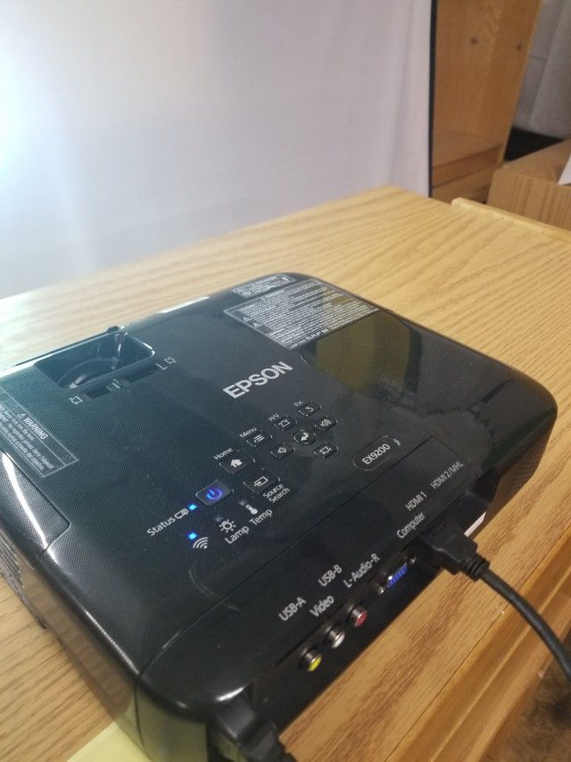 EPSON H722A LCD PROJECTOR WIFI AND HDMI (SHOP19)