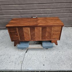 Classic Mid-Century Lane Walnut & Ribbon Grain Mahogany Cedar Chest ! Newly Refinished! Quality & Class ! Circa 1950's! 