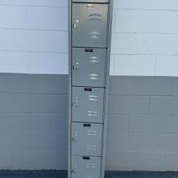 6 Door Metal Lockers EXCELLENT CONDITION 