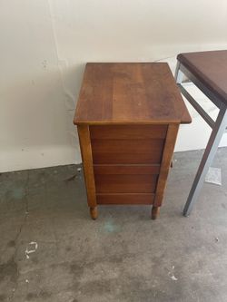 Ethan Allen Side Table.