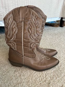 $15 Women’s  boots 7.5 - Excellent condition