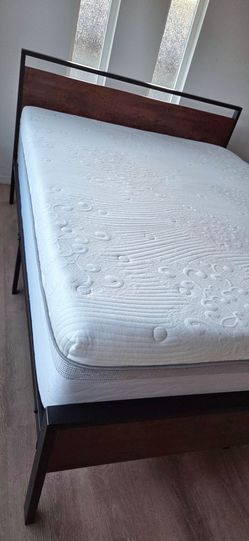 Newer Queen Platform Bed Frame w/ Novaform 14" Mattress