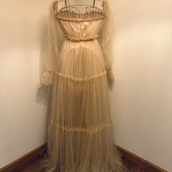 Elegant Cream Evening Gown Perfect For Photoshoots 
