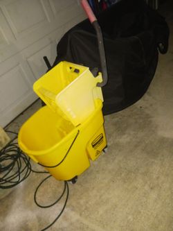 LIKE NEW EX LARG RUBBERMAID WITH WRINGER MOP BUCKET 1ST 15$ CASH GETS IT FIRM FINAL