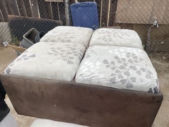 Mesa de centro cuadrada contemporánea de 35 pulgadas de ancho, otomana de almacenamiento en piel sintética vegana gris topo envejecida, montada, para