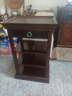 End  table with removable serving tray on top
