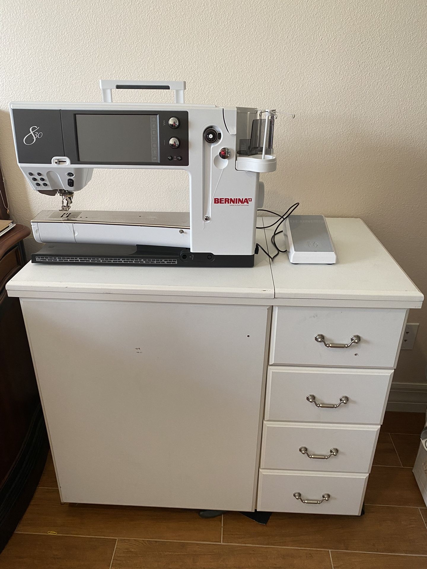 Bernina 830 Sewing & Embroidery Machine (Incredible Buy for Sale in Pembroke Pines, FL OfferUp